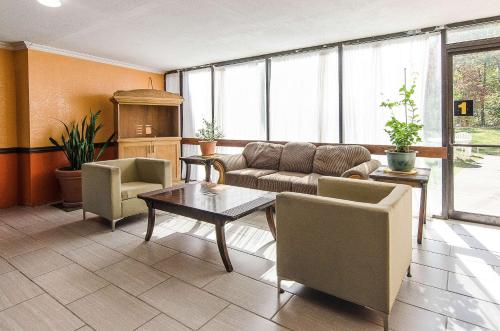 Econo Lodge Inn & Suites in Norton, USA
