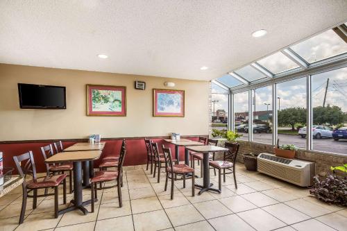 Econo Lodge Inn And Suites