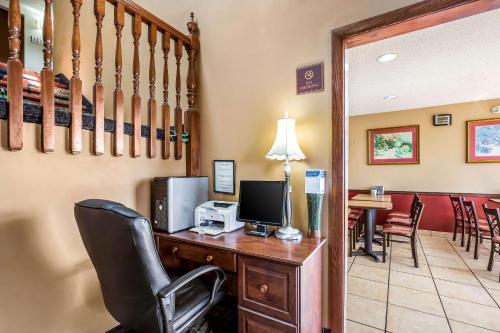 Econo Lodge Inn & Suites Fairview Heights - St Louis - image 5