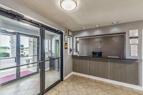 Quality Inn I-10 East near Frost Bank Center in San Antonio, USA