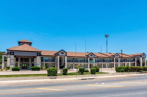 Quality Inn I-10 East near Frost Bank Center