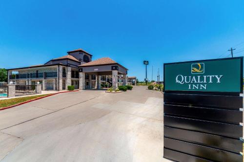 Quality Inn I-10 East near Frost Bank Center in San Antonio, USA