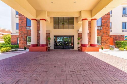 Quality Inn & Suites - image 4