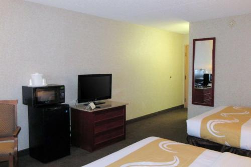 Quality Inn & Suites Albuquerque Midtown - University Area - image 5