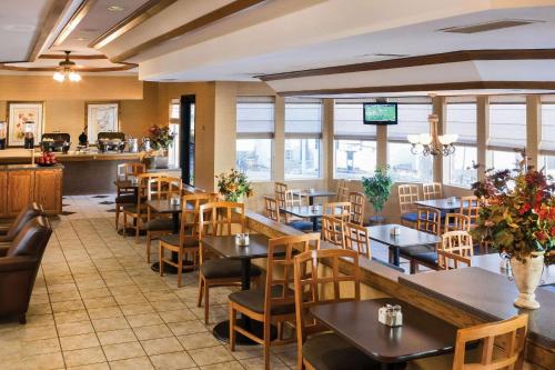 Quality Inn & Suites Albuquerque Midtown - University Area - image 2