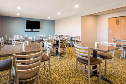 Quality Inn Madison West Near University Area - Accommodation - Madison