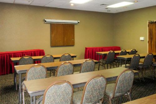 Quality Inn & Suites Albuquerque Midtown - University Area - image 4
