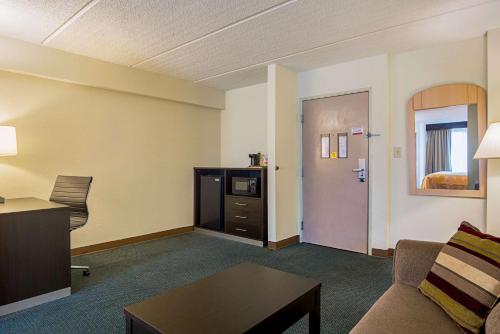 Quality Suites Atlanta Airport East