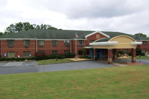 外部景觀, Cedartown Inn & Suites in 錫達敦