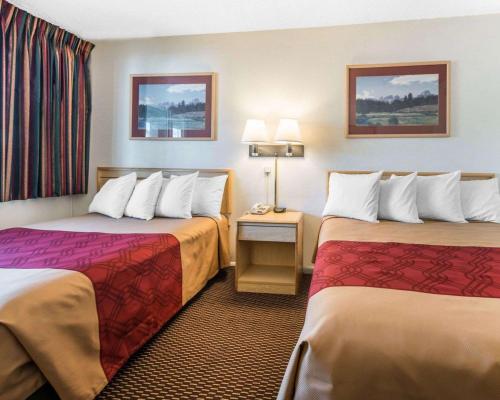 Queen Room with One Queen Bed and One Double Bed - Smoking room in Econo Lodge Colorado Springs Downtown
