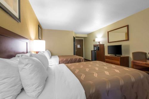 Queen Room with Two Queen Beds - Non-Smoking image 5