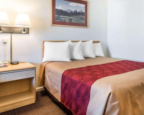 Queen Room with One Queen Bed and One Double Bed - Smoking image 1