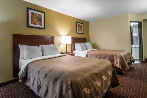 Queen Room with Two Queen Beds - Non-Smoking image 6
