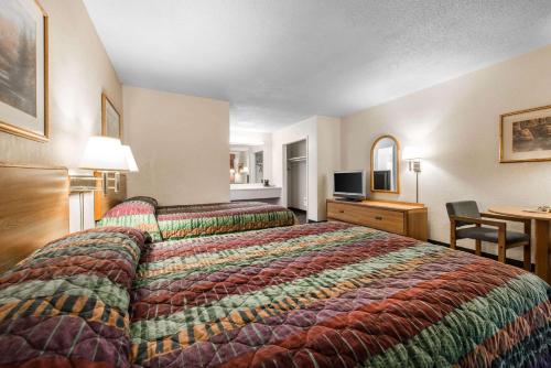 Rodeway Inn & Suites Colorado Springs