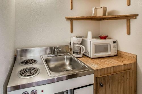 Rodeway Inn Rifle - image 12