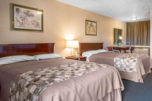 1 queen bed, 1 double bed