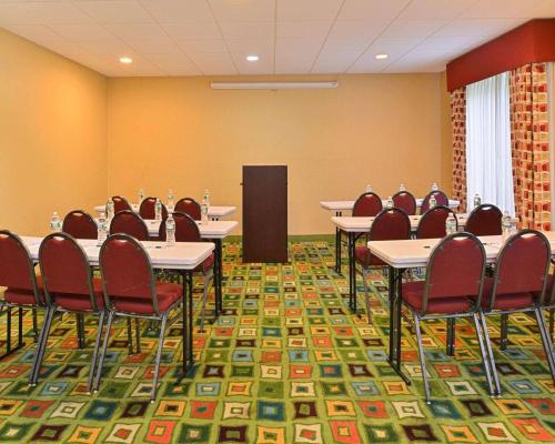 Quality Suites Stratford - image 2