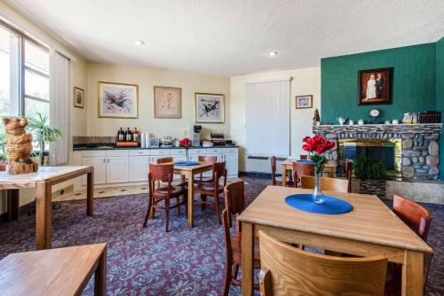 Rodeway Inn & Suites Colorado Springs - image 8