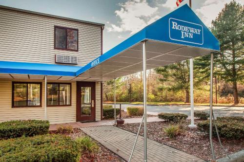 Rodeway Inn - Accommodation - Groton