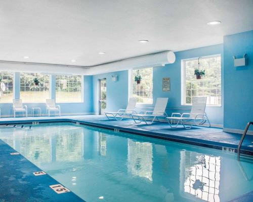 Comfort Inn & Suites - image 7