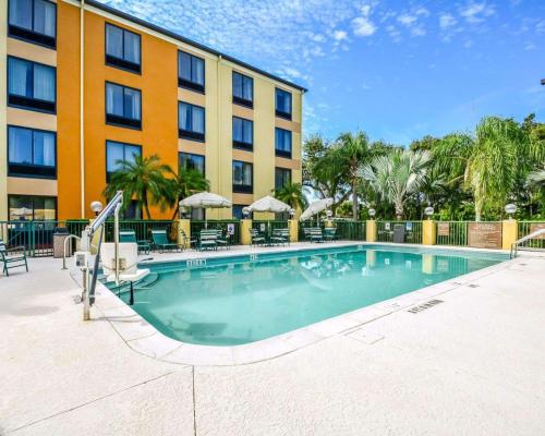 Comfort Suites Tampa/Brandon - image 4
