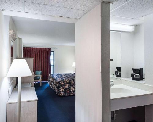 Econo Lodge Inn & Suites - Rehoboth Beach - image 6
