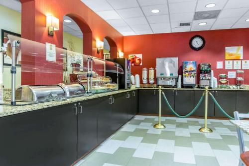 Quality Suites Orlando Close to I-Drive - image 3