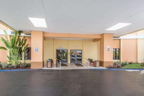 Comfort Inn & Suites Kissimmee by the Parks in Orlando, USA
