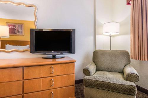 Quality Inn & Suites Near the Theme Parks