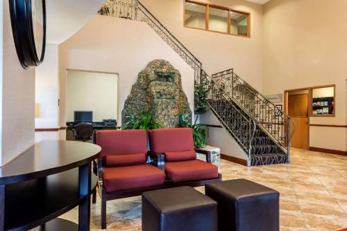 Lobby, Comfort Suites Tampa Airport North in Egypt Lake - Leto