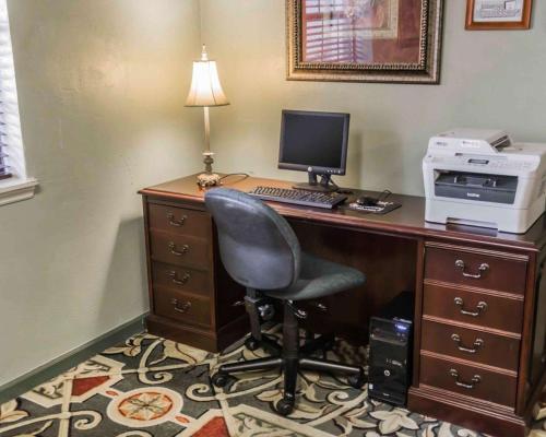 Suburban Extended Stay Hotel Tallahassee near University - image 4