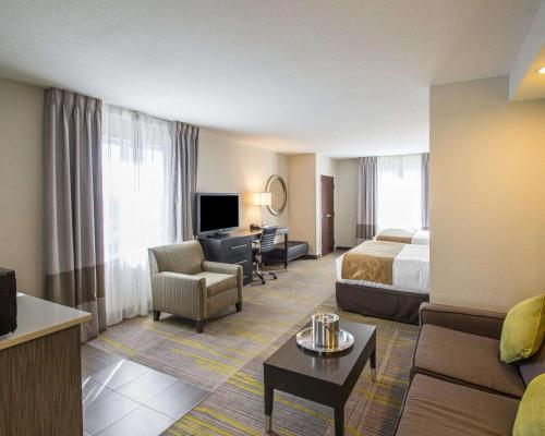 Comfort Suites Miami Airport North - image 11