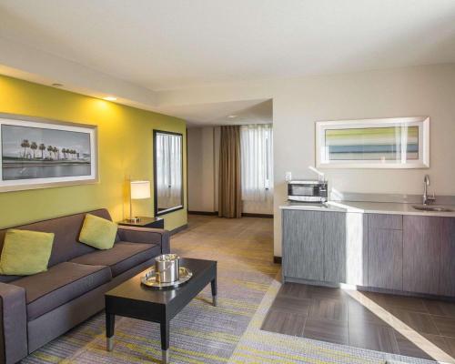 Comfort Suites Miami Airport North - image 9