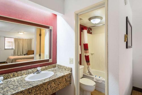 Double Room with Two Double Beds - Non-Smoking image 4