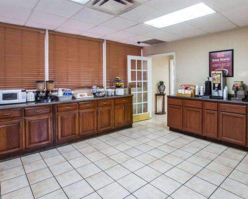Econo Lodge Airport - main image