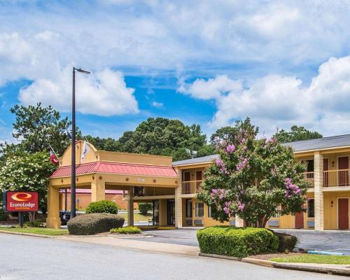 Econo Lodge Inn & Suites Columbus near Fort Benning