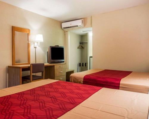 Econo Lodge Airport - image 9