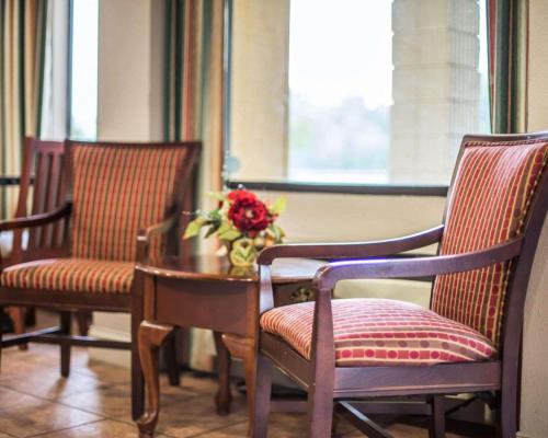 Econo Lodge Inn & Suites Columbus near Fort Benning