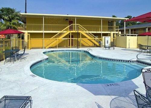 Econo Lodge Inn & Suites at Fort Benning - image 8