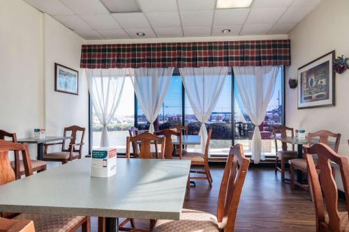 Econo Lodge Inn & Suites Conference Center Dublin - image 6