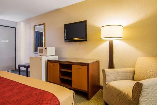 Econo Lodge Inn & Suites Conference Center Dublin - image 8
