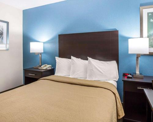 Queen Room - Accessible/Nonsmoking