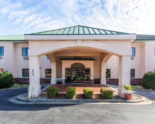 Econo Lodge Inn & Suites Marietta