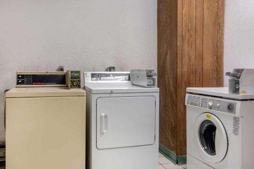 Travelodge by Wyndham Forsyth - image 2