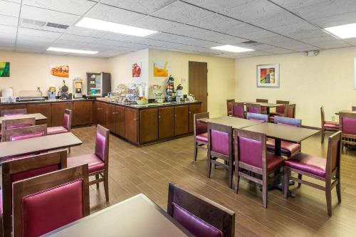 Quality Inn Fitzgerald - image 2