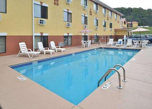 Econo Lodge Cartersville-Emerson Lake Point - image 11