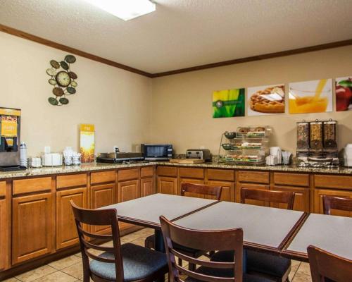 Quality Inn & Suites Eldridge Davenport North - image 2