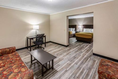 Econo Lodge Inn & Suites