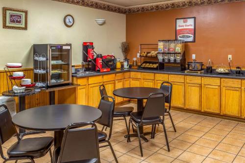 Econo Lodge Inn & Suites