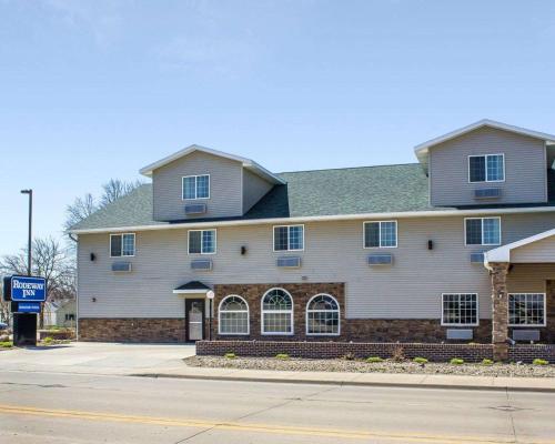 . Rodeway Inn & Suites near Okoboji Lake